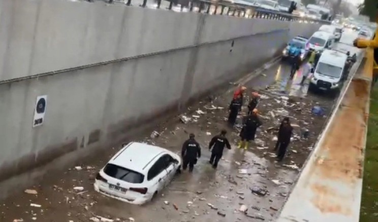 Antalya’yı sel aldı! Suyun 2,5 metre yüksekliğe ulaştığı alt geçitte felaketin izleri…