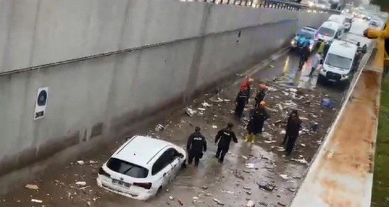 Antalya’yı sel aldı! Suyun 2,5 metre yüksekliğe ulaştığı alt geçitte felaketin izleri…