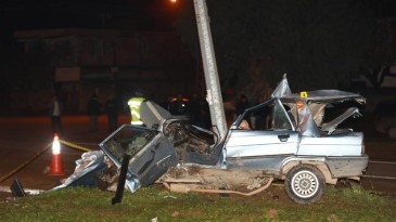 Hatay’da aydınlatma direğine çarpan otomobilin sürücüsü kurtarılamadı