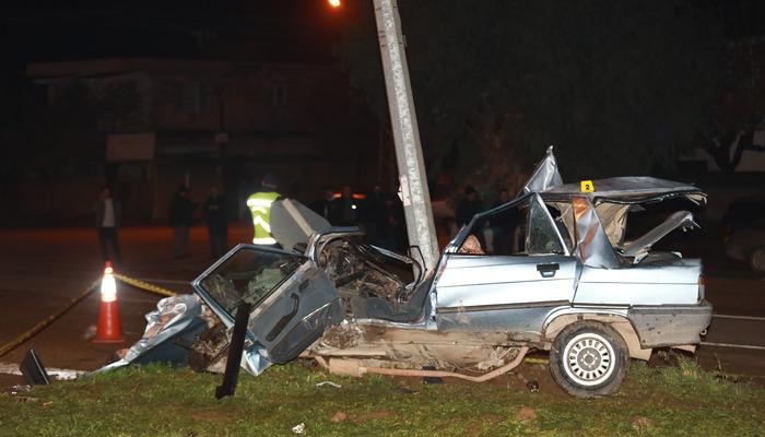 Hatay’da aydınlatma direğine çarpan otomobilin sürücüsü kurtarılamadı