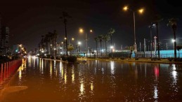 İskenderun’da şiddetli yağışla birlikte caddeler göle döndü