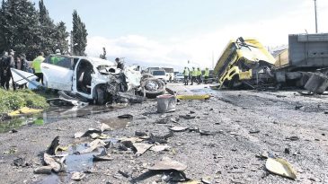 Karşı yola geçen TIR otomobili biçti: 6 ölü