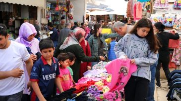 Hatay’da tarihi Uzun Çarşı’da bayram coşkusu! “Yıkılmadık, ayaktayız” – Galeri