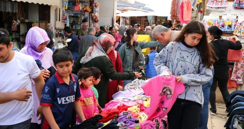 Hatay’da tarihi Uzun Çarşı’da bayram coşkusu! “Yıkılmadık, ayaktayız” – Galeri