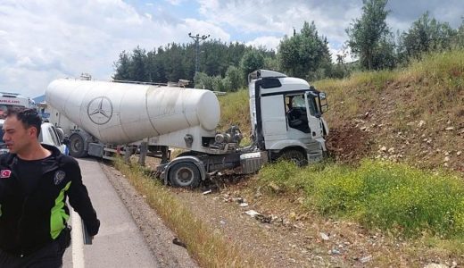 Çimento kamyonu köy minibüsünü biçti: 9 ölü 11 yaralı